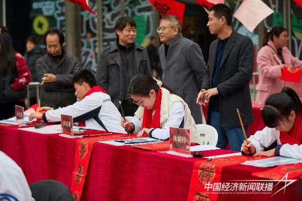 20240130  龍海區(qū)31名“小書法家”義務(wù)寫春聯(lián)3.jpg?v=1706678015