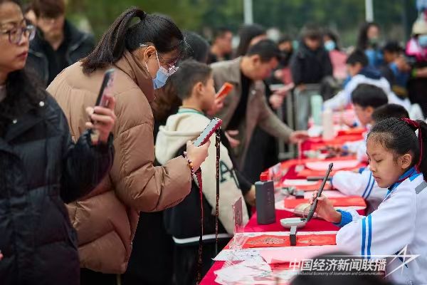 20240130  龍海區(qū)31名“小書法家”義務(wù)寫春聯(lián)5.jpg?v=1706678015