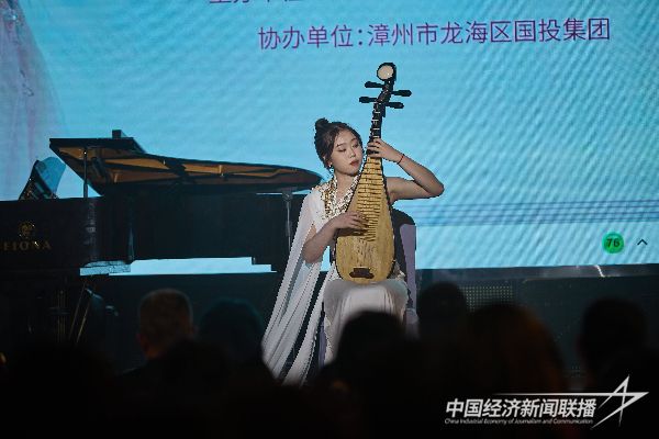 20240219  龍海：女大學(xué)生許悅在石碼后港古街舉辦獨唱音樂會3.jpeg