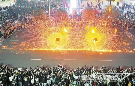 2月10日，信豐縣文化公園的打鐵花非遺民俗表演動感十足.jpg?v=1708349014