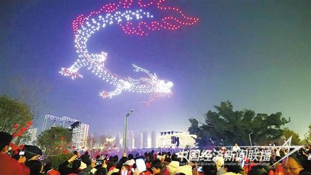 2月10日，一條由1500余架無人機組成的巨龍在贛州經(jīng)開區(qū)章江左岸公園上空翱翔.jpg?v=1708349014