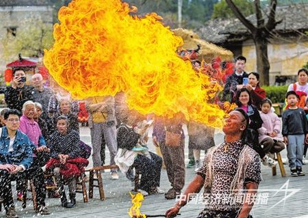 2月16日，游客在龍南市關西圍景區(qū)觀賞非遺項目噴火表演.jpg?v=1708349014