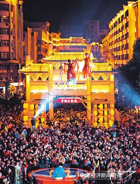 2月17日晚，市民和游客在贛州市江南宋城歷史文化旅游區(qū)看“飛天”表演.jpg?v=1708349014