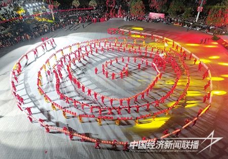 2月15日晚，寧都縣城翠微廣場上的客家非遺民俗橋幫燈蜿蜒如長龍.jpg?v=1708349014