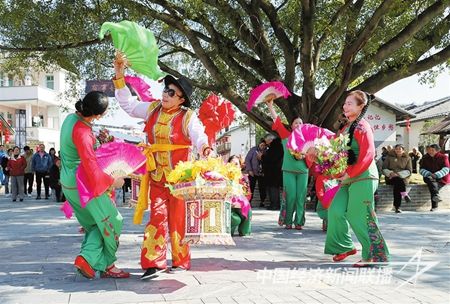 2月12日，瑞金市象湖里的茶燈表演生動詼諧.jpg?v=1708349014