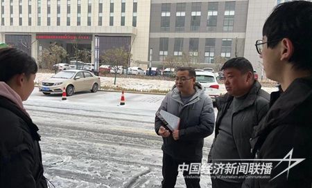 人大代表在向求職者講解企業(yè)情況_proc.jpg?v=1708876444